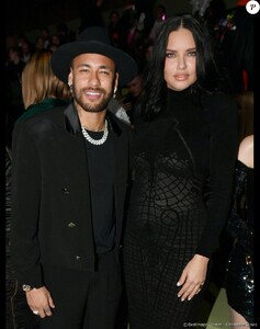 6912913-adriana-lima-enceinte-et-neymar-assist-vertical_diaporama-2.jpg