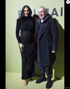 6913021-adriana-lima-enceinte-et-jean-paul-gau-vertical_diaporama-2.jpg