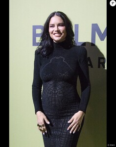 6913027-adriana-lima-enceinte-assiste-au-defil-vertical_diaporama-2.jpg