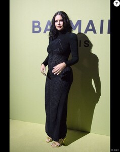 6913030-adriana-lima-enceinte-assiste-au-defil-vertical_diaporama-2.jpg