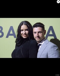 6913042-adriana-lima-enceinte-et-son-compagnon-vertical_diaporama-2.jpg