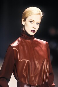 711317765_YvesSaintLaurent2000WomenRTW10.thumb.jpg.11b3a7f281f860b27debc34a99aad52b.jpg