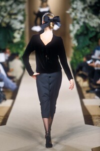 71249513_YvesSaintLaurent2000HauteCouture105.thumb.jpg.8d374984d6d2710fa22b97491ab62bb3.jpg