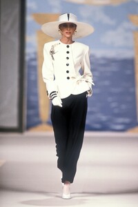 713235548_Valentino1990HauteCouture26.thumb.jpg.a7fd04e0224a8860b6afbc4e9a465ad7.jpg