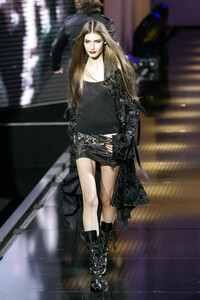 716866441_Versace2003Menswear23.thumb.jpg.156446c7fc88c56a1ec59feace0bc8ca.jpg