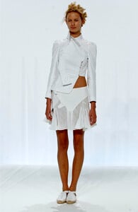 740036658_HusseinChalayan2002WomenRTW11.thumb.jpg.41f769031e9c63eb39e3075e64728246.jpg