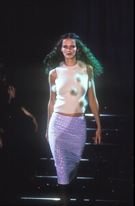 746683694_Versace1998WomenRTW14.thumb.jpg.40aaa8c640f98561a66701c4115c75be.jpg