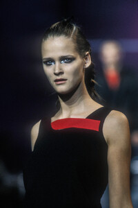 746819779_VersusbyDonatella1998WomenRTW52.thumb.jpg.0710173a26ba9388ede5d3fc0416ef33.jpg