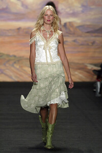 746866933_AnnaSui2005WomenRTW49.thumb.jpg.075ddcee8a7b3dc77421903cfee4e704.jpg