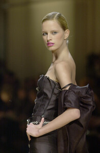 756203037_Valentino2001HauteCouture45.thumb.jpg.218802245081f013de7cdd602e5de28a.jpg