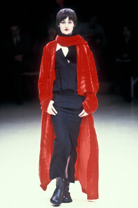 780587362_YohjiYamamoto1999WomenRTW40.thumb.jpg.ca13c872c3791757ed2f0c9b535a0776.jpg