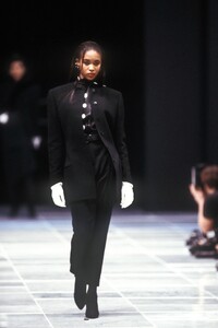 790130249_Versace1986WomenRTW96.thumb.jpg.3227a8505951b14d8feb2ff3f17f465c.jpg