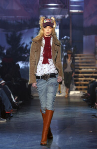 817202461_Dsquared22004WomenRTW59.thumb.jpg.9ff04366b02c0fa20bf39cf5ddc795cc.jpg