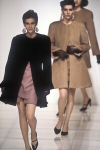 821980375_GiorgioArmani1991WomenRTW76.thumb.jpg.6aa1d80d309984ea3be5e1d60ae0a2f7.jpg