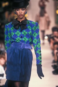 8324236_YvesSaintLaurent1987HauteCouture2.thumb.jpg.a1723562a59bb84ddf546b9dbf60ccf9.jpg