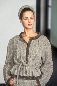 850752297_Chanel1998WomenRTW16.thumb.jpg.8c09905611f23e73d96a4cbfa8860073.jpg
