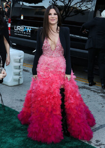 852118768_gorgeoussandrabullockineliesaabdressatthelostcitylapremiere202212.thumb.jpeg.c5f129c379e45ea3d9aaed641adafbb8.jpeg