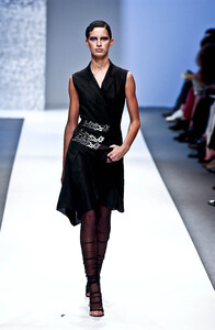 860086109_KarlLagerfeld2002WomenRTW53.thumb.jpg.0394356697f0e825c75f20ffe2a9c702.jpg