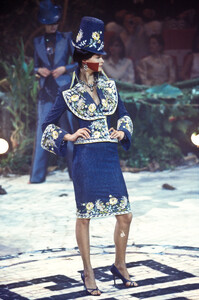 879844691_Givenchy1998HauteCouture58.thumb.jpg.6682227fcb8f22d168e40a2d963bba03.jpg
