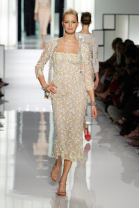 89018185_EmanuelUngaro2003HauteCouture289.thumb.jpg.2d4e086ab6e3b72ad82175b3d0cb008c.jpg