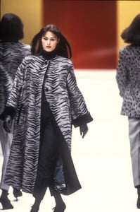 894817859_LauraBiagiotti1992WomenRTW140.thumb.jpg.8623eb0d407e0a594966e4413e77def6.jpg