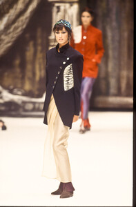 912924423_RifatOzbek1993WomenRTW20.thumb.jpg.a123706b439238b84aafe5f20d2197f5.jpg