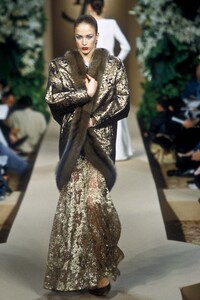 918102155_YvesSaintLaurent2000HauteCouture115.thumb.jpg.11b8629b3e42f8215efd791d9687820c.jpg