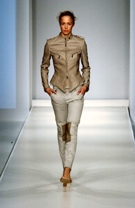 924561851_MaxMara2002WomenRTW28.thumb.jpg.db9edd5bfff2de53091f9ec499d7586d.jpg