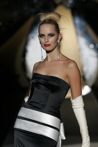 937205679_Valentino2005HauteCouture86.thumb.jpg.88de4ce04a6f41e6ec0d62be78846180.jpg