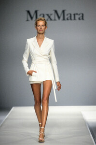 938743040_MaxMara2002WomenRTW51.thumb.jpg.71f4c133344a6c971025737b857f7695.jpg