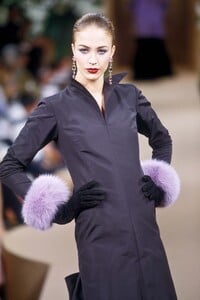 971384441_YvesSaintLaurent2000HauteCouture157.thumb.jpg.4e3228ae3ae8089007f8a1408edd5e88.jpg