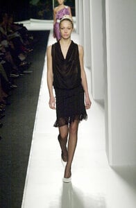 998618317_AnnaMolinari2001WomenRTW51.thumb.jpg.9cee5e6bc398b0d655a98cda9bad35a0.jpg