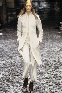 ALEXANDER-MCQUEEN-FALL-2000-RTW-15.thumb.jpg.a50356df3563b79f62c19268ce5f06ca.jpg