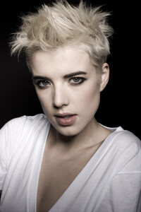 Agyness-Deyn-Grazia-magazine-2008-003.jpg