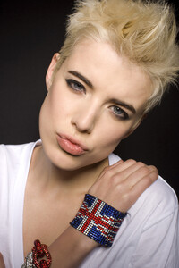 Agyness-Deyn-Grazia-magazine-2008-007.jpg