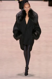 AnjaRubik_22020301_SaintLaurent_Fall2022_Runway_01.jpg