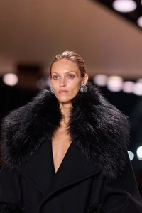 AnjaRubik_22020301_SaintLaurent_Fall2022_Runway_02.jpg