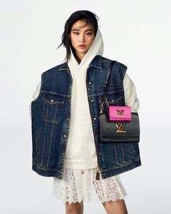 Hoyeon-Jung-Louis-Vuitton-Twist-Spring-2022-Campaign02.jpg