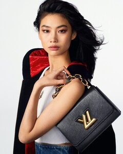 Hoyeon-Jung-Louis-Vuitton-Twist-Spring-2022-Campaign03.jpg