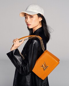 Hoyeon-Jung-Louis-Vuitton-Twist-Spring-2022-Campaign05.jpg