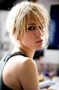 Ruta-Gedmintas-the-tudors-cast-32674765-333-500.jpg