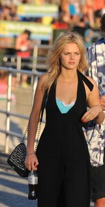 Samara-Weaving-in-bikini-at-Bondi-Beach-10.jpg