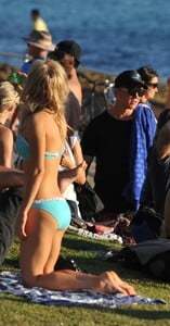 Samara-Weaving-in-bikini-at-Bondi-Beach-4.jpg