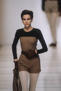 emporio-armani-ss-91-1.thumb.jpg.f63412e9f5f9f0a1325b70f6dc687e61.jpg