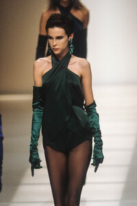 emporio-armani-ss-91-2.thumb.jpg.c418f04814afefc2687ec0478dd8ea40.jpg