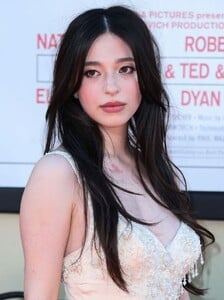 mikey-madison-once-upon-a-time-in-hollywood-premiere-in-la-9.jpg