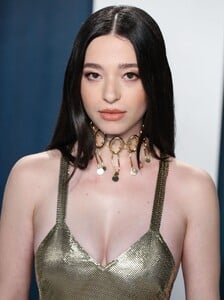 mikey-madison-vanity-fair-oscar-party-2020-5.jpg
