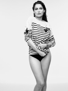 modelo-laetitia-casta-posa-coleccion-free-the-camiseta-marinera-ikks.jpg