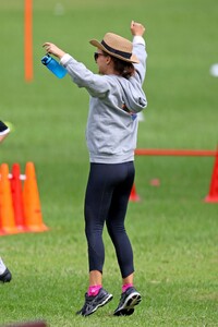 natalie-portman-at-her-kids-soccer-game-sydney-03-02-2021-3.jpg