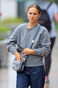 natalie-portman-in-street-outfit-sydney-02-26-2022-1.jpg